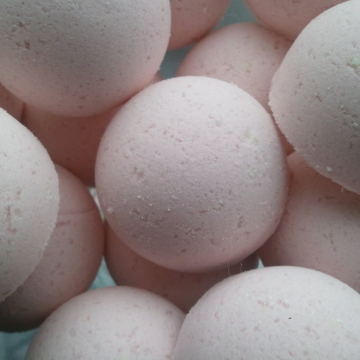 14 bath bombs in Pink Sugar  fragrance, gift bag bath fizzies, great for dry skin, shea, cocoa, 7 ultra rich oils