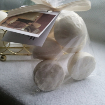 14 bath bombs in Oatmeal, Milk & Honey fragrance gift bag bath fizzies, great for kids...these smell delicious